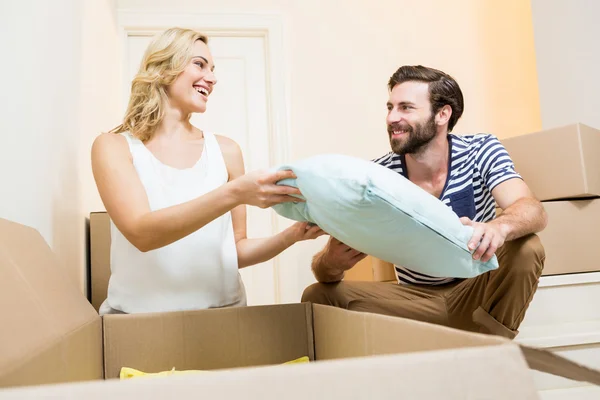 Casal jovem desembalagem caixa em sua nova casa — Fotografia de Stock