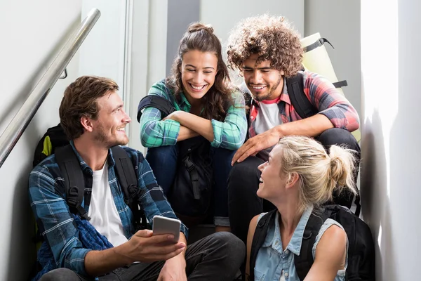 Uomo che mostra il telefono cellulare ai suoi amici — Foto Stock