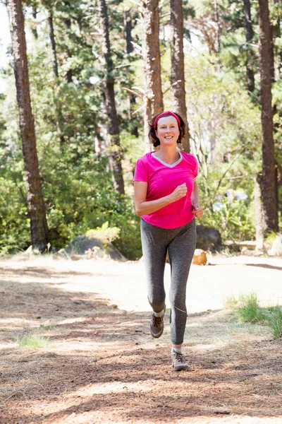 Mujer sonriendo y corriendo — Foto de Stock