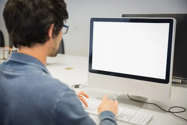 Visão traseira do estudante usando o computador — Fotografia de Stock