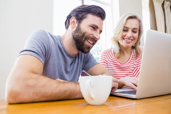 Szczęśliwa młoda para za pomocą laptopa — Zdjęcie stockowe