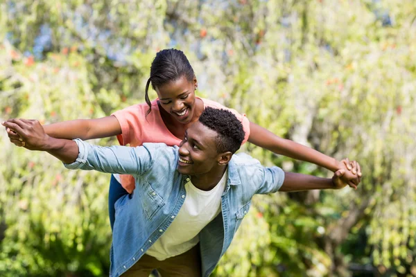 Família feliz se divertindo — Fotografia de Stock