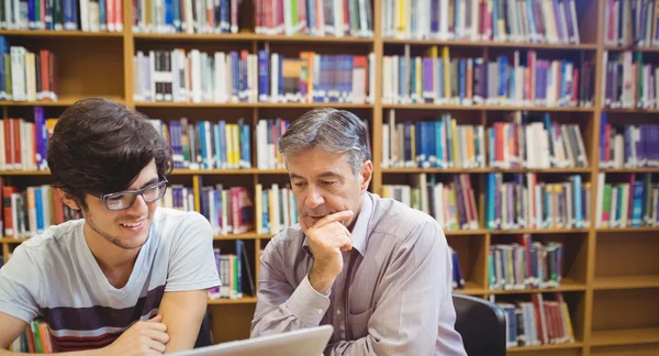 Professor assistindo um aluno com estudos — Fotografia de Stock