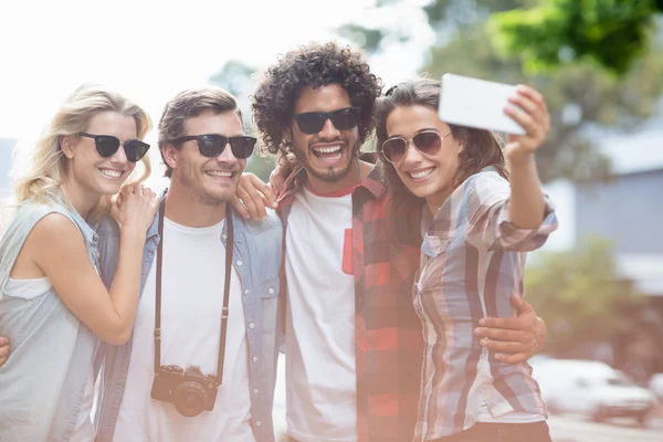 Vänner att ta selfie på en mobiltelefon — Stockfoto