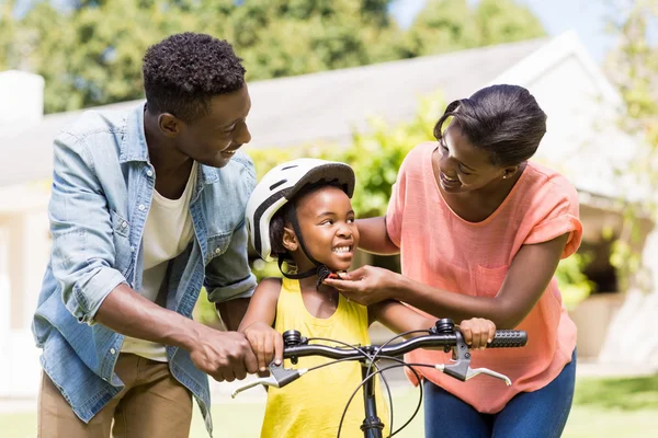 Familia feliz disfrutando juntos — Foto de Stock