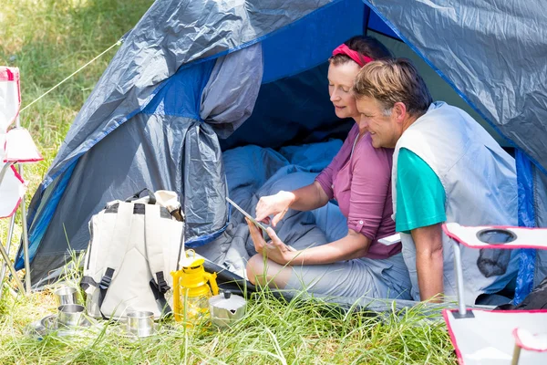 Seniorenpaar schaut auf seinen Laptop — Stockfoto