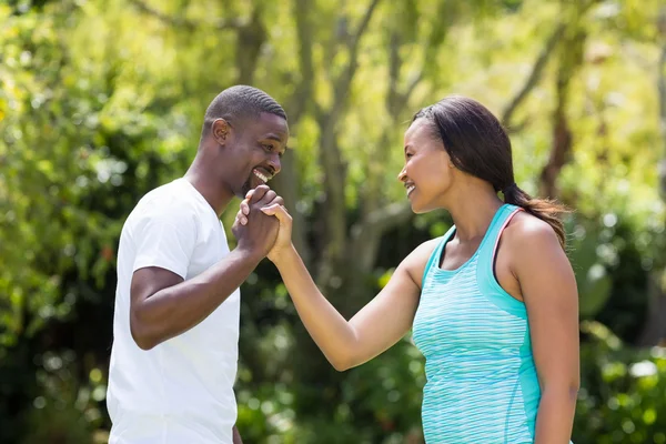 Couple heureux se regardant — Photo