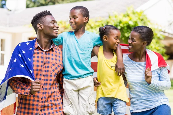 Familia feliz con bandera de EE.UU. — Foto de Stock