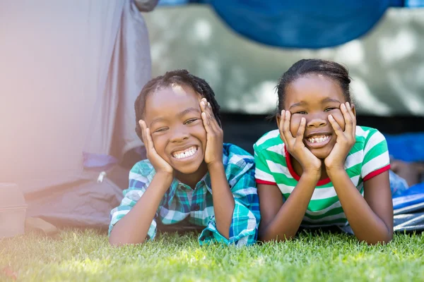 Glada barn poserar — Stockfoto