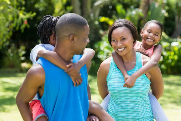 Familia feliz posando juntos — Foto de Stock