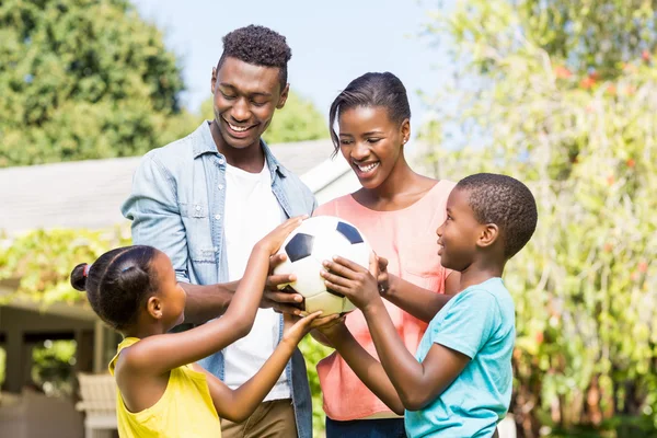 Glückliche Familie posiert zusammen — Stockfoto