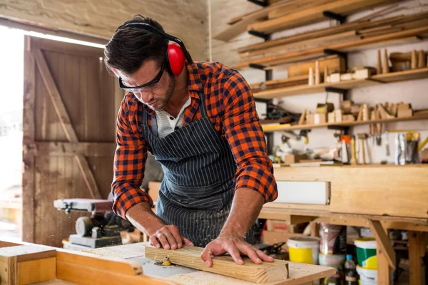 Carpenter working on his craft — Stock Photo, Image