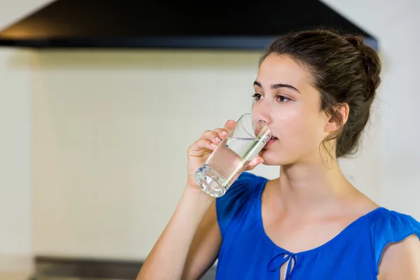 若い女性が水を飲んで — ストック写真