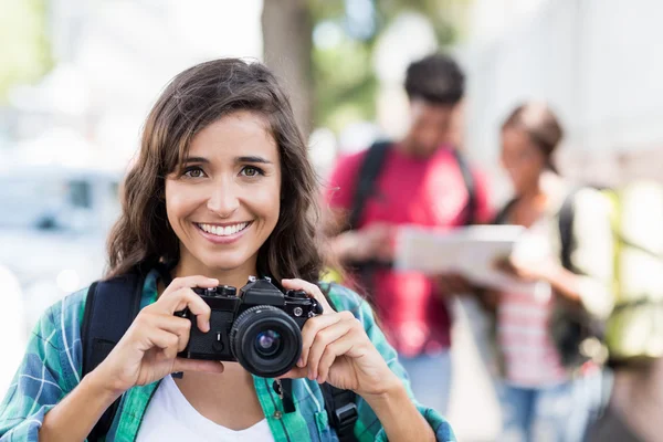 Portrait of young woman smiling — Stock Photo, Image