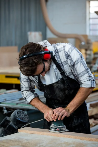 Schreiner arbeitet an seinem Handwerk — Stockfoto