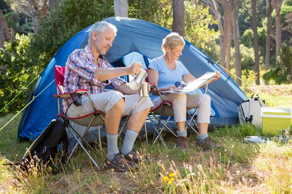 Coppia anziana relax accanto alla tenda — Foto Stock