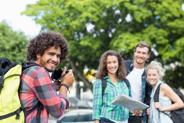 Homem tirando foto de seus amigos — Fotografia de Stock