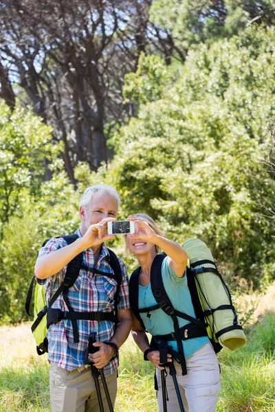 Starší pár, fotografování — Stock fotografie