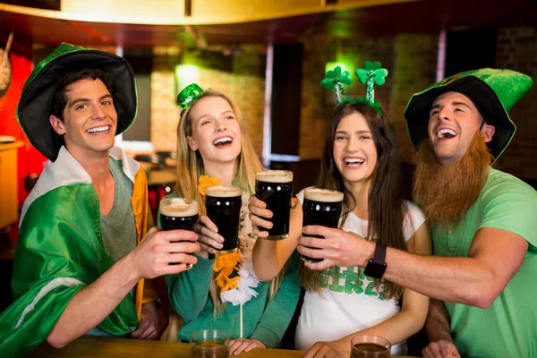 Amigos sorridentes com acessório irlandês — Fotografia de Stock