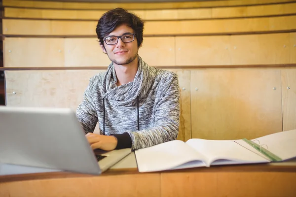 Retrato de estudante sorrindo usando laptop em sala de aula — Fotografia de Stock