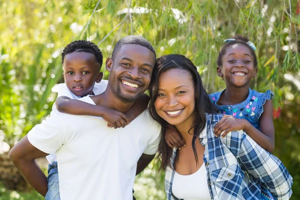 Famiglia felice in posa insieme — Foto Stock