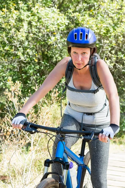 Mulher andar de bicicleta — Fotografia de Stock