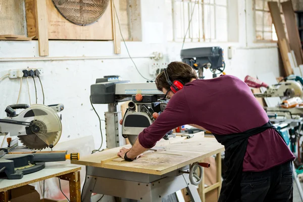 Schreiner arbeitet an seinem Handwerk — Stockfoto