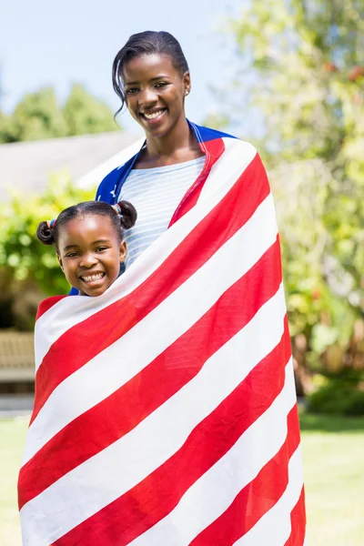 Šťastná rodina nošení vlajky usa — Stock fotografie