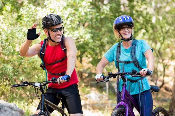 Casal sênior de pé com sua bicicleta — Fotografia de Stock