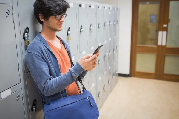 Étudiant utilisant un téléphone portable dans les vestiaires — Photo