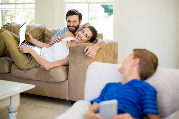 Padres que hablan con un hijo mientras usan la computadora portátil — Foto de Stock