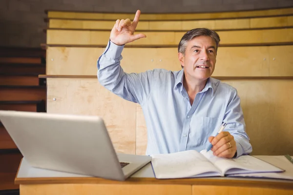 Vertrouwen professor verhogen van zijn hand in klaslokaal — Stockfoto