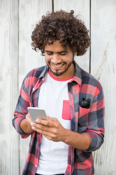 Jeune homme utilisant un téléphone portable — Photo