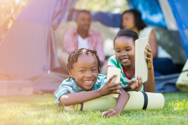 Glückliche Kinder mit der Technikwissenschaft — Stockfoto