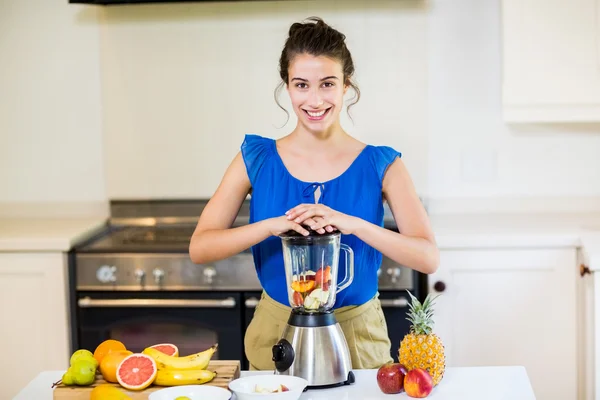 Vacker ung kvinna som förbereder juice — Stockfoto