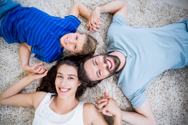 Portrét, rodiče a syna ležet na koberec — Stock fotografie