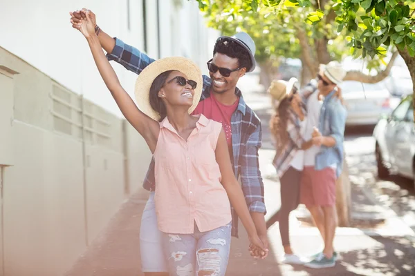 Pareja joven bailando en la carretera — Foto de Stock