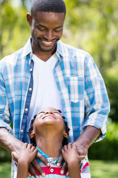 Famille heureuse se regardant — Photo