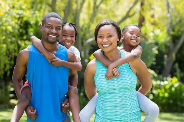 Lycklig familj poserar tillsammans — Stockfoto