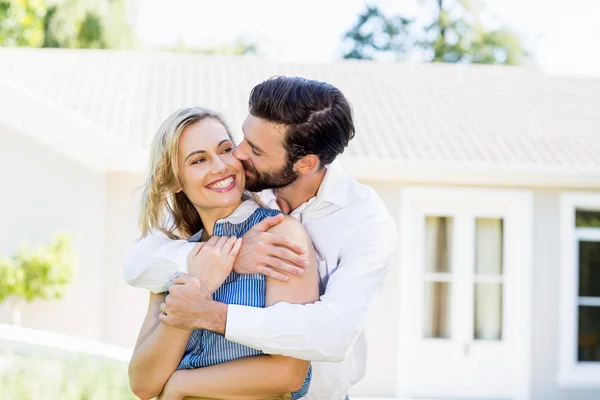 Giovane uomo baciare sulle guance delle donne — Foto Stock