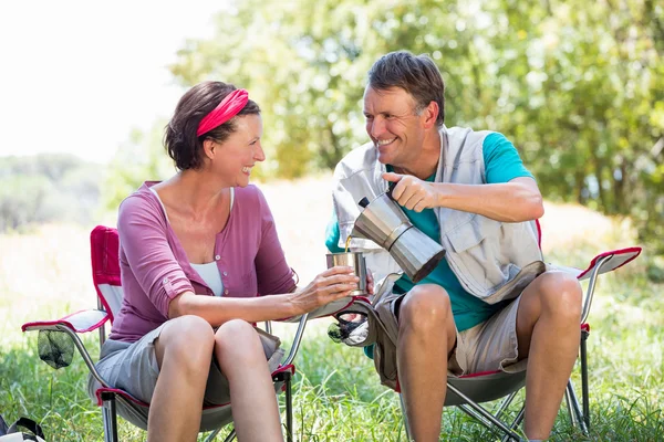 Couple âgé servant une tasse de café — Photo