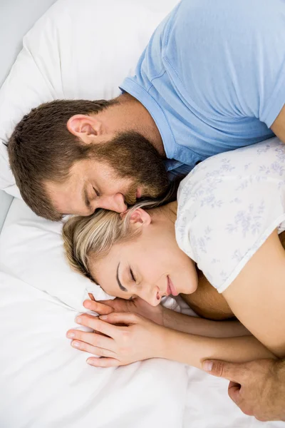 Пара спящих на кровати — стоковое фото