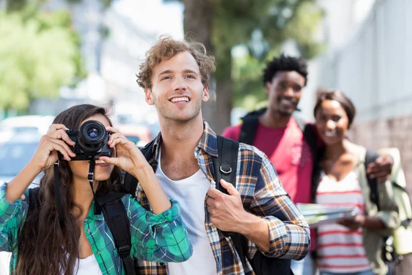 Kvinna som står med man tar Foto — Stockfoto