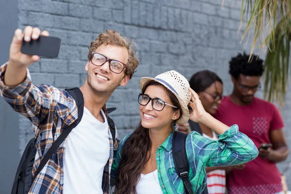 Casal tirando selfie em um telefone celular — Fotografia de Stock