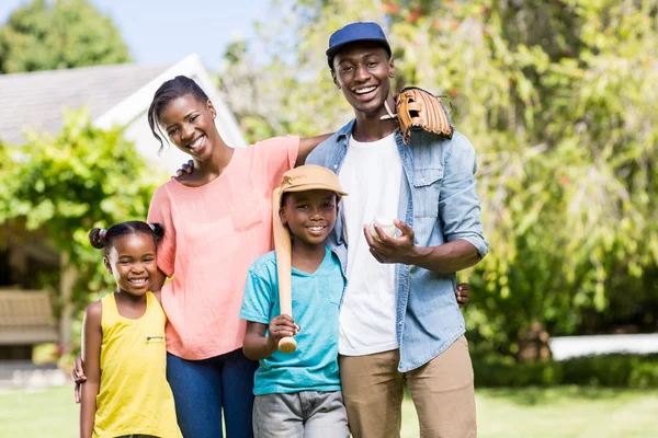 Feliz família posando juntos — Fotografia de Stock