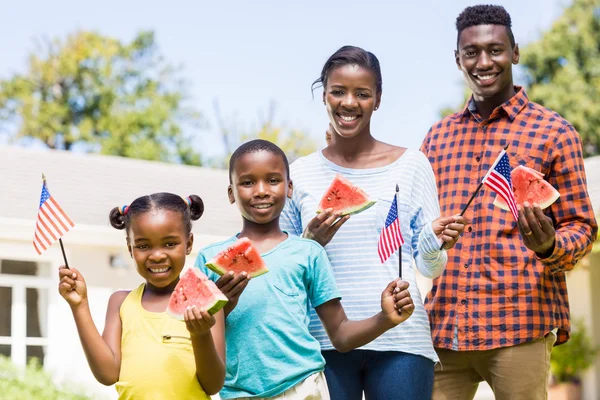 Famille heureuse montrant drapeau des Etats-Unis au parc — Photo