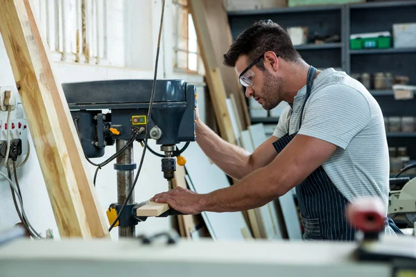 Timmerman met behulp van een boor — Stockfoto