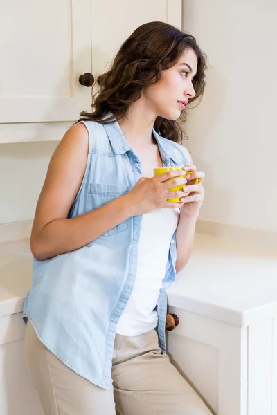 Femme prenant un café — Photo