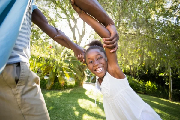 Familia feliz divirtiéndose — Foto de Stock