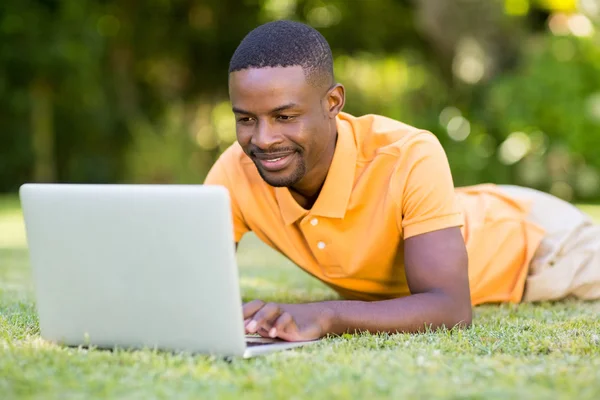 Lycklig man använder sin laptop — Stockfoto